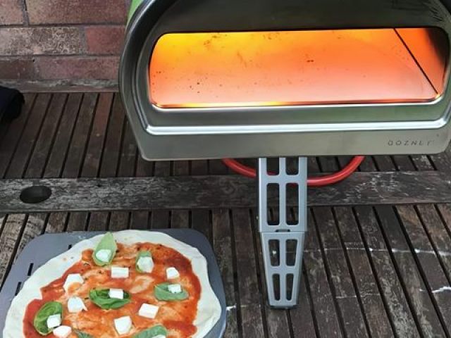 two-tozzers-pizza (21)-kireth-ai